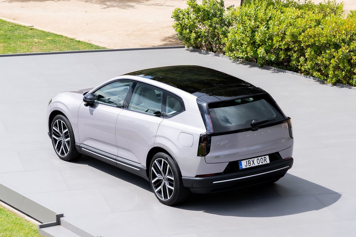 Volvo第三季營收也較去年相比轉虧37億瑞典克朗，EX60產能也遠遠低於預期。為改善財務預計2027年底前將再減少50億瑞典克朗成本和裁員2,500人。
