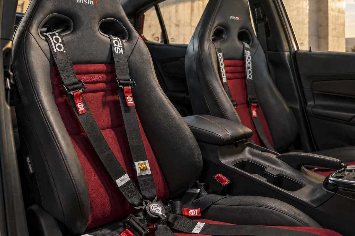 兩張Recaro賽車椅強調Sentra Spec-V Concept的性能身分。