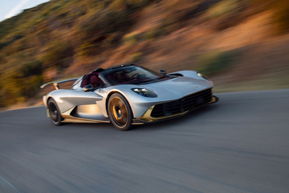 Valhalla Spider軟頂關篷極速僅200km/h，但開篷就能來到350km/h。