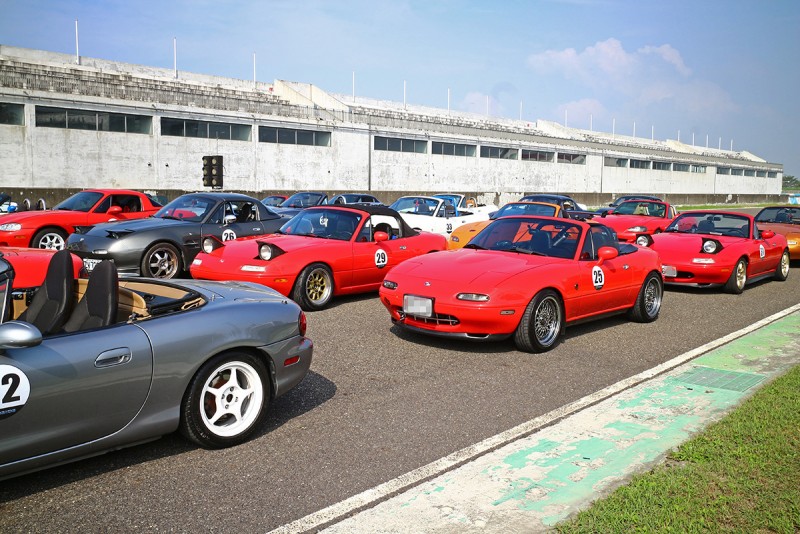 放眼望去一整片車海,高達四十餘輛各代MX-5齊聚一堂,為的就是準備迎接全新ND世代小老弟的到來。