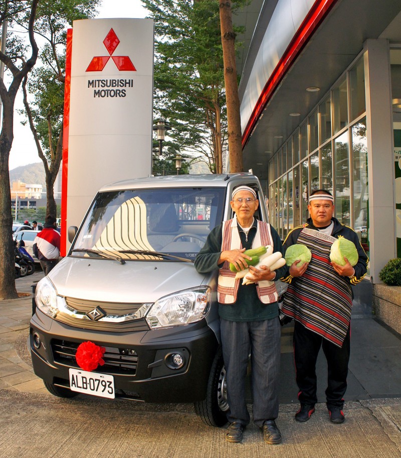 中華汽車推出原住民購車補助,原民農友蕭安正歡喜交車。