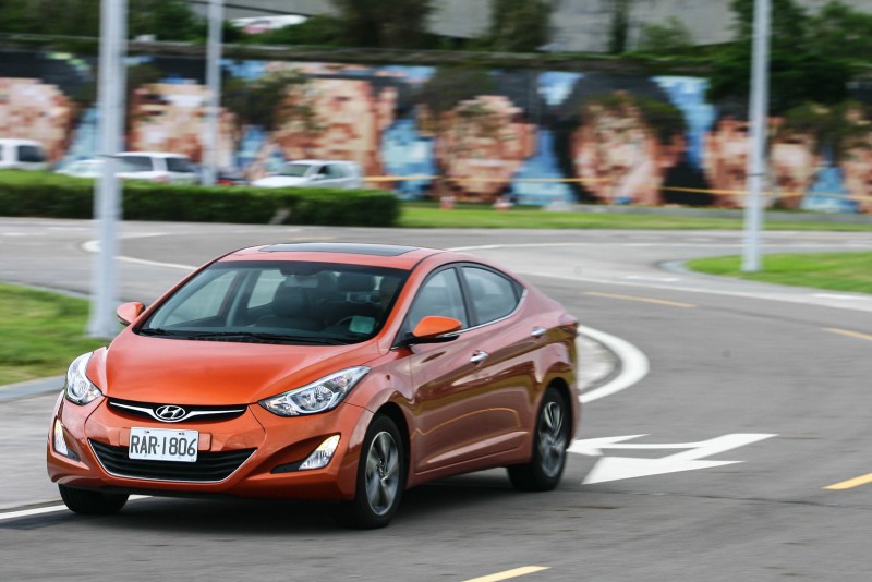 不顯老態,Hyundai Elantra以先天格局取得優勢。