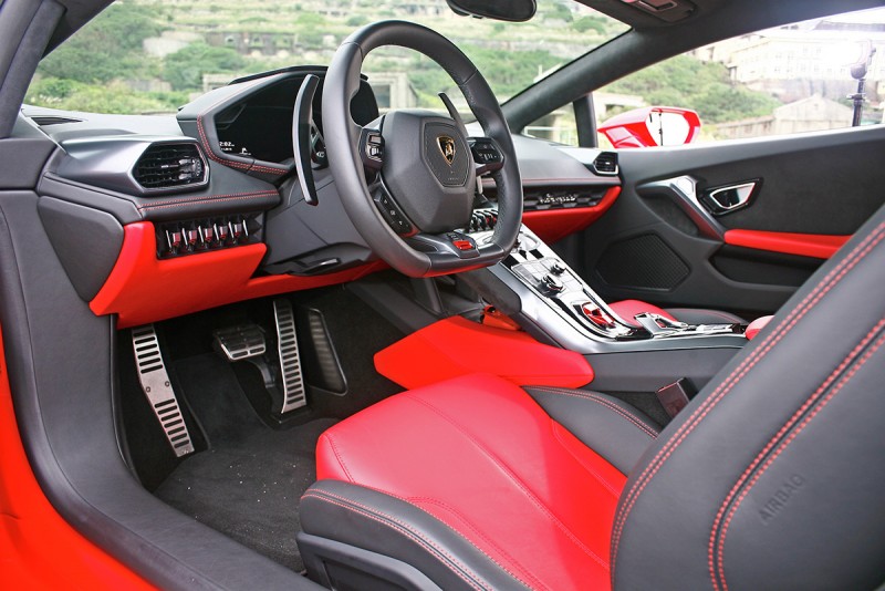 車艙很科技也很前衛,但是這不正是Lambo品牌的保守傳統?