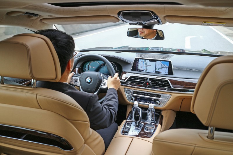 這次的試車行程很特別,為呼應新世代7系列的後座買家定位,從專屬司機接送的後座體驗開始。