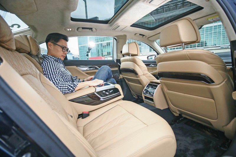 坐進此次試駕主角740Li Luxury,你很難不被後座控制平板所吸引目光。