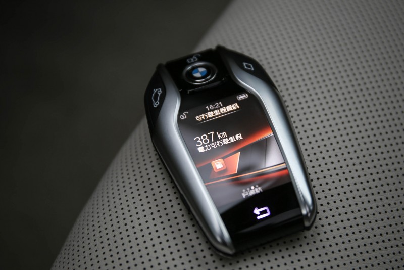 BMW智慧型鑰匙不僅整合觸控螢幕,還可以遠端控制車輛,猶如過往霹靂車影集的情節,真實上演。