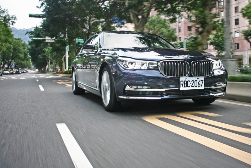 你可能很難想像,加速力道充沛的740Li Luxury,動力心臟的實際排氣量不到3000c.c.。
