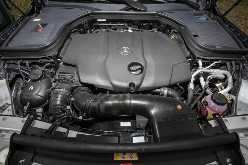 GLC 220d 4Matic搭載2.2升直列四缸柴油引擎,具備170hp/400Nm動力輸出,搭配九速手自排變速系統,將柴油引擎的雄厚扭力轉換成綿密的加速力道。