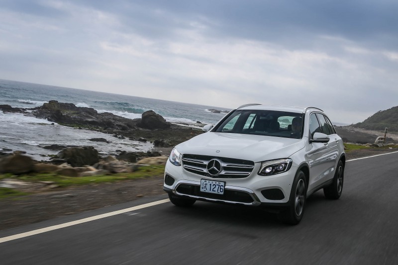 透過舒適性懸吊的轉化,GLC 220d 4Matic行路性以舒適見長,過濾諸多道路資訊,帶來四平八穩的乘坐感受。