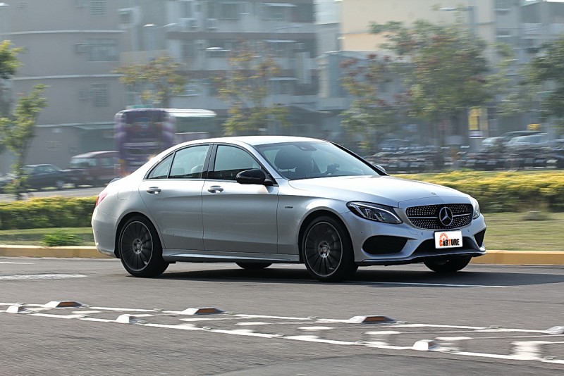 367hp動力搭配四驅系統讓C450 AMG加速又穩又快