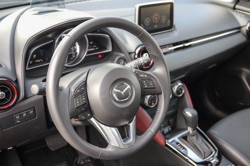與Mazda2大抵相同的座艙風格,透過材質與細節的點綴更添個性。