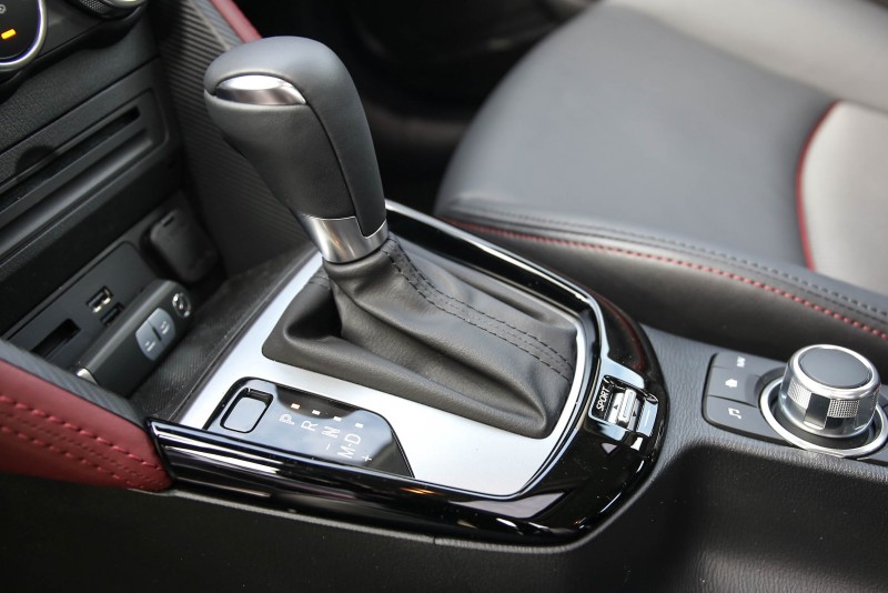 配置SKYACTIV-DRIVE 6速手自排變速箱,後方配置SPORT運動模式。
