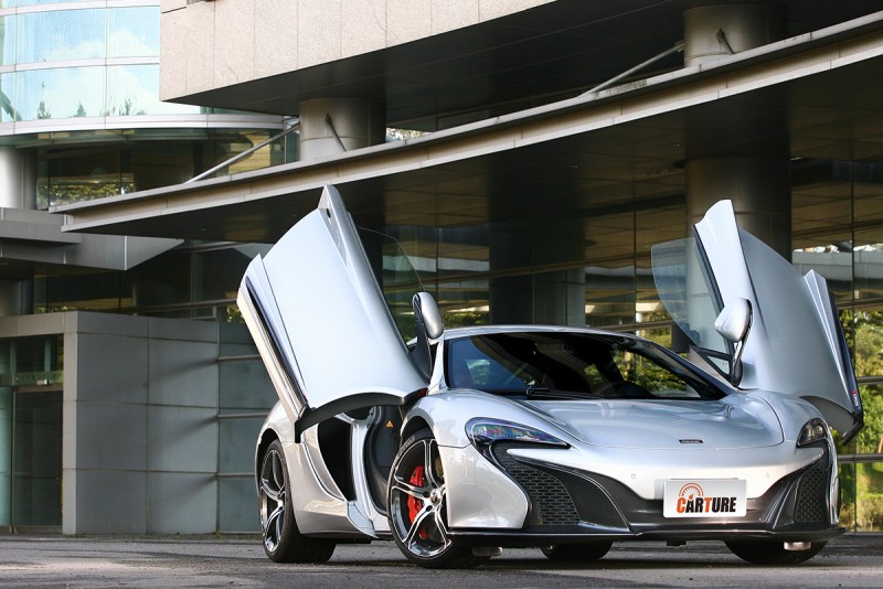 掀開車門,McLaren 650S光是迎接你上車就很有戲。