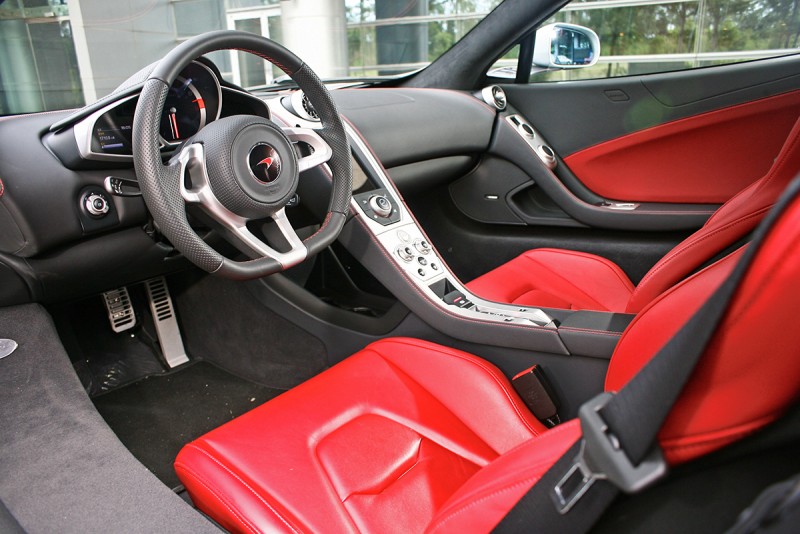 車室內,比起一竿義式同級對手,McLaren 650S明顯少了幾許雕樑畫棟的刻痕,那是種單純以機能性為主要考量的純粹美感。