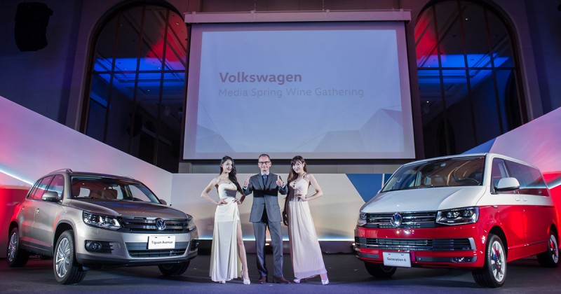 集團總裁 Bernd Hoffmann霍班德 與Tiguan Avenue特仕車(左)T6 Multivan Generation 6(右)合影。