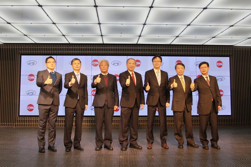 三陽工業暨南陽實業全體高層出席新春記者會(左一三陽工業田人豪董事、左二三陽工業張永杰總經理、左三三陽工業吳清源副董事長、左四三陽工業暨南陽實業張宏嘉董事長、右一南陽實業魏國志總經理、右二 江晃輝副董事長、右三韓國現代汽車駐台代表許在永)。