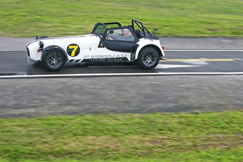 比起Caterham眾家兄弟,Superlight 120顯然已經易控許多,容錯率也大了不少。