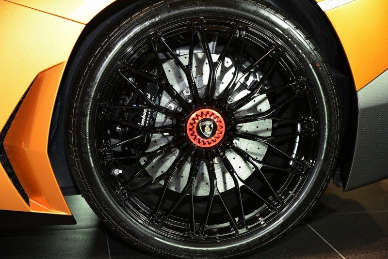 車尾45度相機放低拍果然霸氣十足,SV車型特殊標配的Dione鍛造消光鋁圈用點狀光源基本上很難打亮,但是補燈後輪圈中央的紅色競技化快拆單螺絲與裡頭的陶瓷碳纖碟盤卻是更清楚,而前255/30 ZR20與後355/25 ZR21的配胎組合直接點明了四驅底盤的Aventador SV LP 750-4應該具備偏向後軸或可以100%後驅的輸出個性,扁平比25的胎圈真的很少見阿