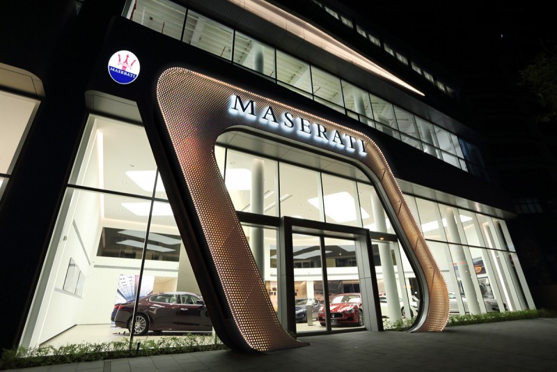 斥資新台幣六億元打造全新Maserati Taiwan臺北旗艦售後服務暨展示中心,座落於內湖科技園區,超過1700坪的寬闊服務廠區,可同時讓26部車進行保修服務,更特別設置零件中心,零件總值7000萬,供應率更可達90%。