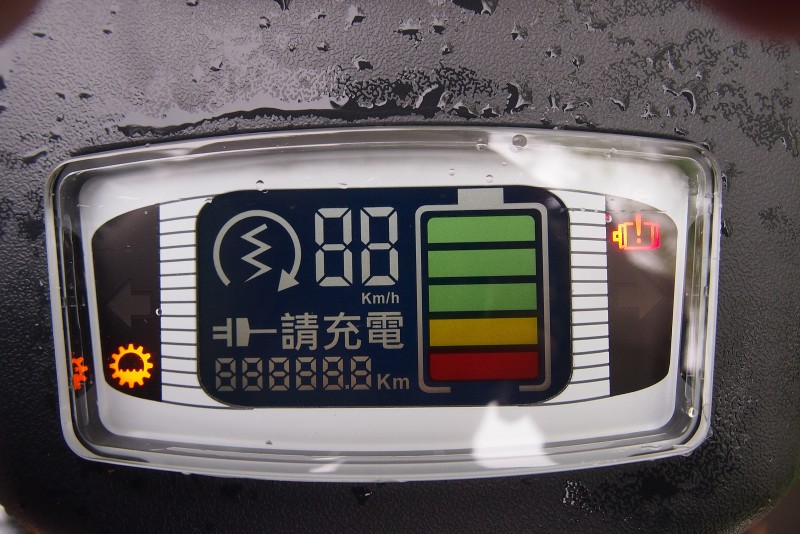 彩色液晶儀錶能顯示電量與多種資訊