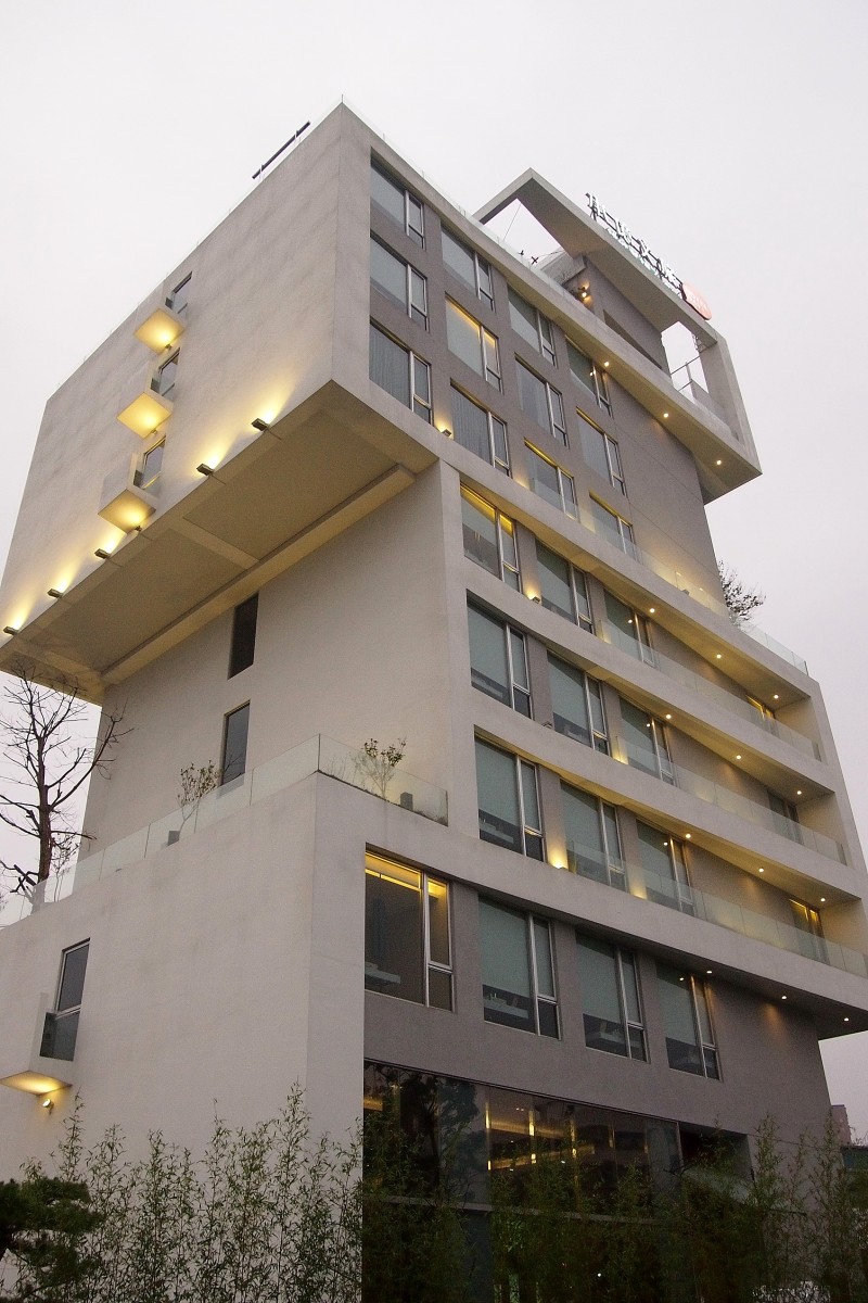 桃城茶樣子為少見以飲茶文化融入建築的時尚旅店,大廳擺設各種茶具古物堪稱一絕