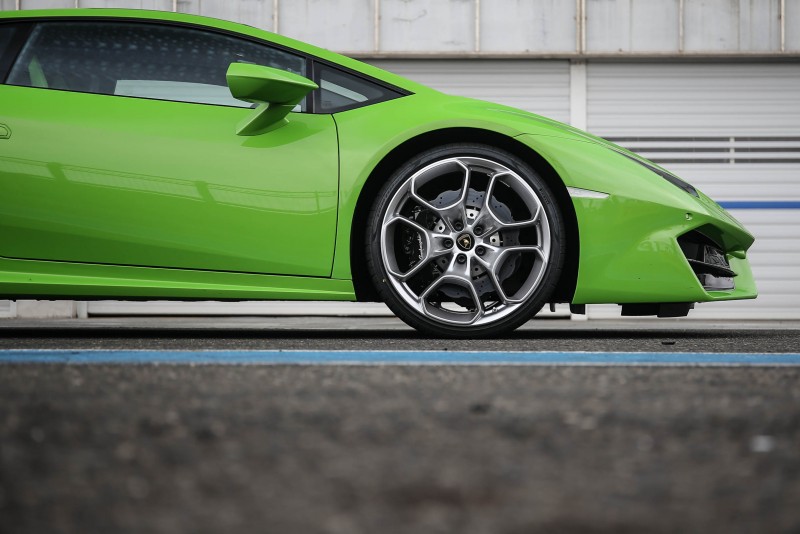 減少了前軸的傳動責任,讓Huracan LP 580-2身形更為輕盈,前後配重來到40:60比例。車頭的氣壩造型也有所不同,是最佳的辨識特色。