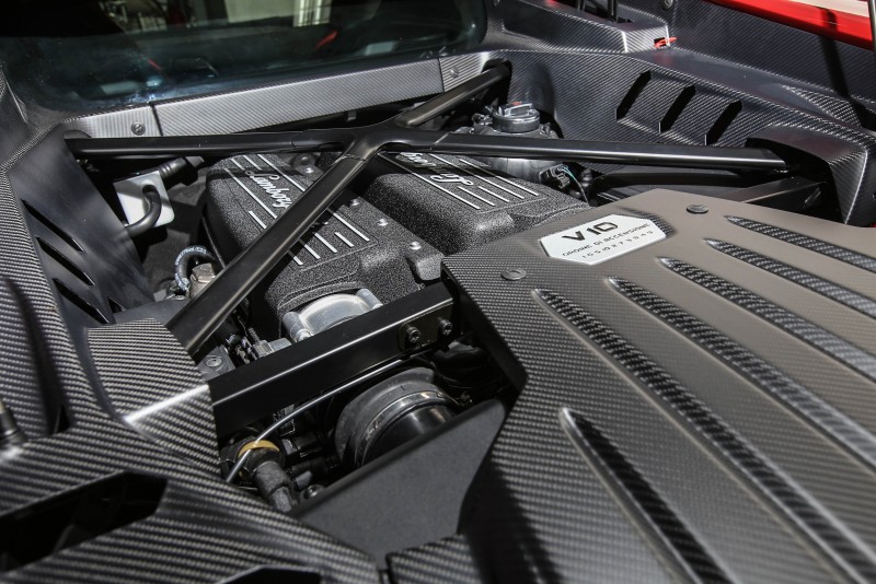 搭載5.2升V10自然進氣汽油引擎,可輸出580hp/8000rpm最大馬力與540Nm/6500rpm最大扭力。