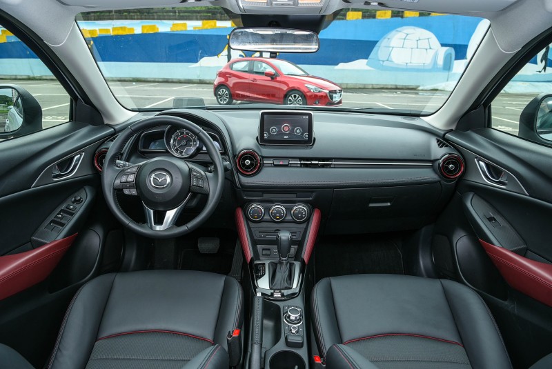 除了透過材質與顏色的鋪陳更添活潑感以外,CX-3的內裝格局與Mazda2還是相當雷同。