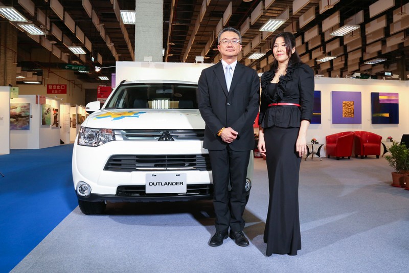 中華汽車陳昭文總經理及香華天劉梅婷總經理推動行動藝術,展示Outlander彩繪車。