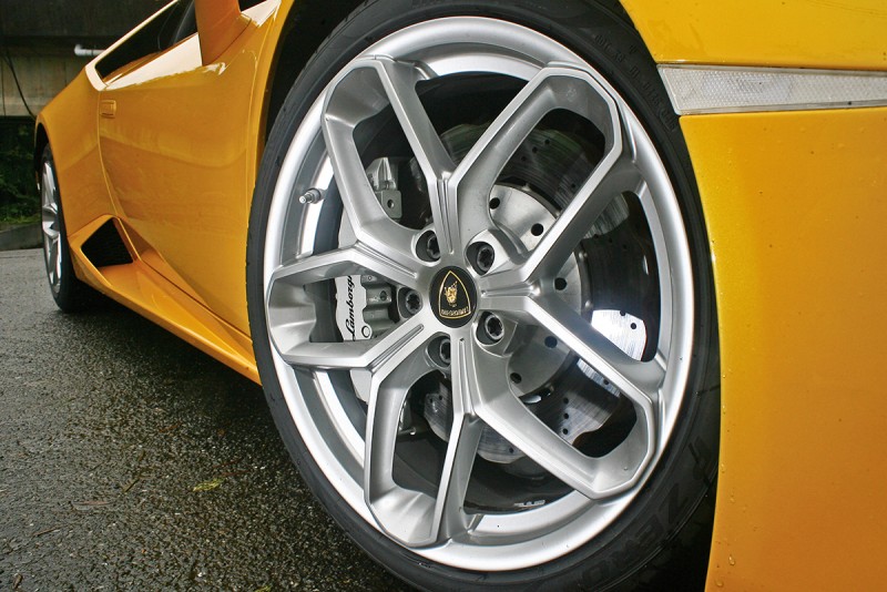 Huracan LP 580-2標配19吋胎圈,但依舊不減霸氣。