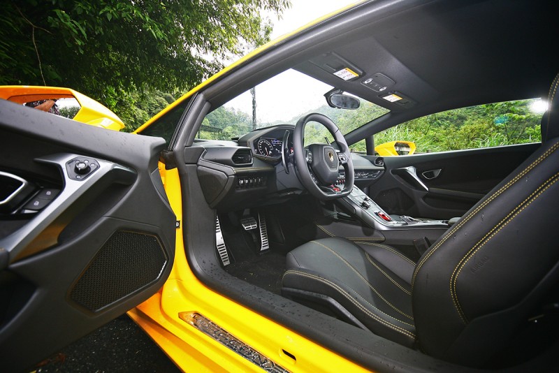 沒有鍘刀式車門,但依舊盡顯Lamborghini氣勢。