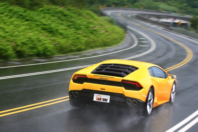 Strada模式Huracan LP 580-2就像是輛GT般好開,一旦進入Sport模式,超跑魂則隨即被喚醒。