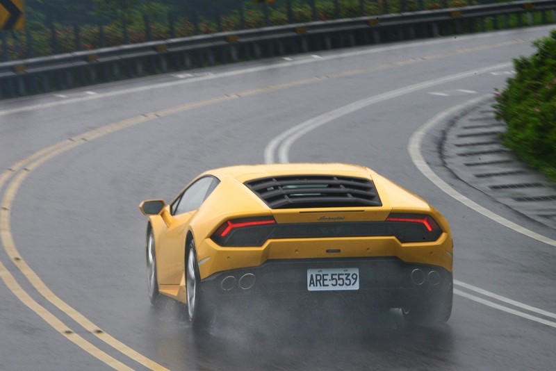 Huracan LP 580-2是輛讓你比較敢放膽開快的超跑,不只因為極限高,也因為易控性相當好。