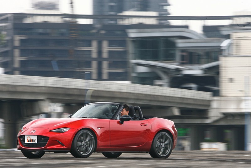 Roadster,顧名思義就該是開放道路的主人。