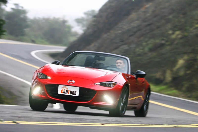山道活靈活現如行雲流水的MX-5,動態比起大家所熟知的眾多歐日名跑都還要更加圓融完美。