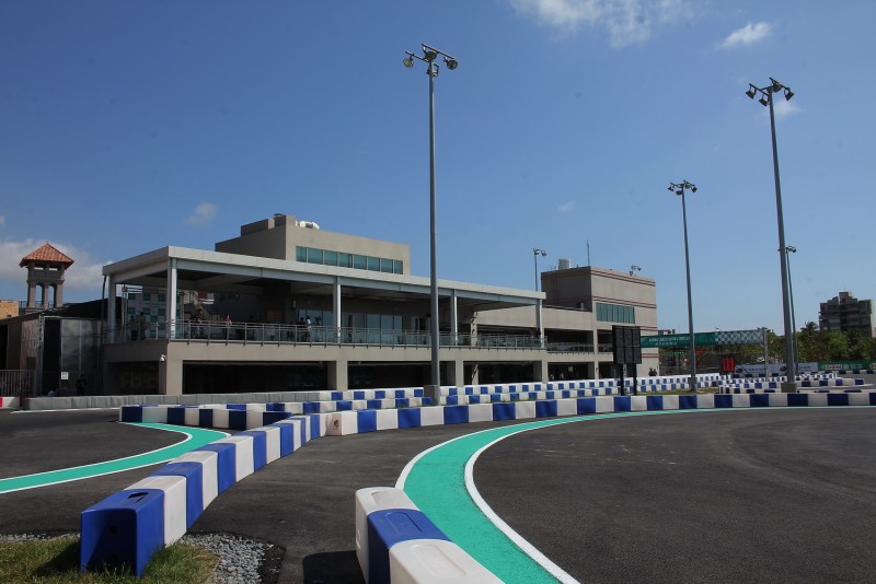 從賽道內看「鈴鹿賽道樂園」主建築,二樓的觀賽平台可以俯視整條賽道