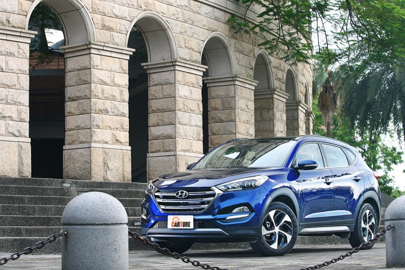 包括高剛性車身以及ESP+VSM車身動態穩定控制系統、HAC上坡起步輔助、TPMS胎壓偵測警示、ROP電子車身防傾系統甚至ISO FIX兒童安全座椅固定座等都是全車系標準配備。