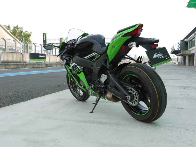 第五代ZX-10R外觀線條與前代大致相同,但透過WSBK賽場的經驗在高速穩定與冷卻性能上重新提升,更適於高速駕駛。