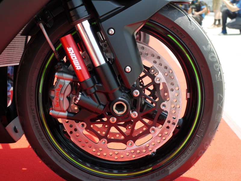 Brembo直推總泵、M50一體式卡鉗與新設計的330mm碟盤,搭配特別設定的KIBS系統、組合成競技級的強大制動系統。