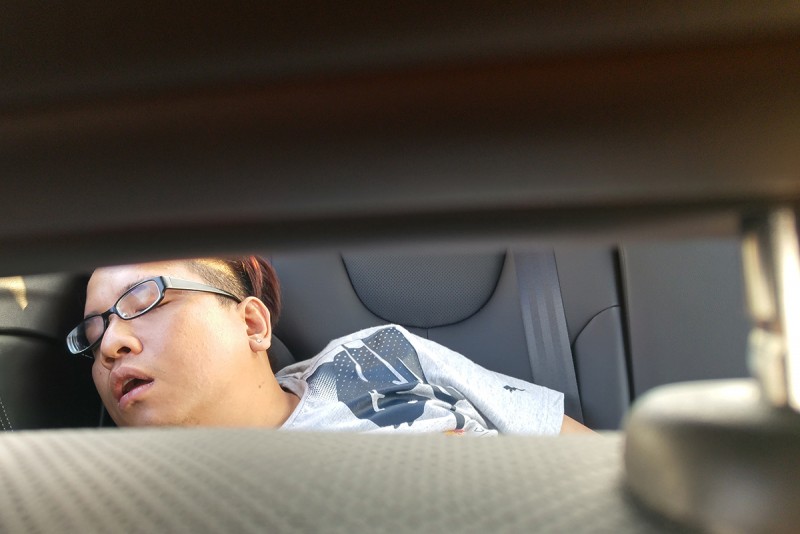 轉頭看看後座辛苦媒體同業的睡姿,就知道S3不只好坐還相當靜謐平穩。