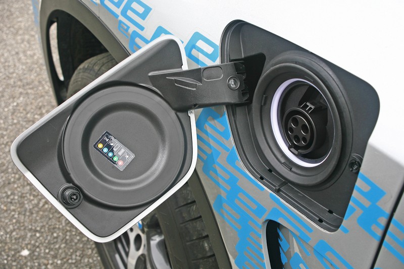 除了加油孔外,X5 xDrive40e還有一個充電孔在左前葉子鈑上。