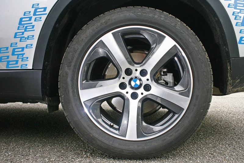 255/50 R19的圈配這種大車當然不夠帥,但是卻能有效節約耗能啊!