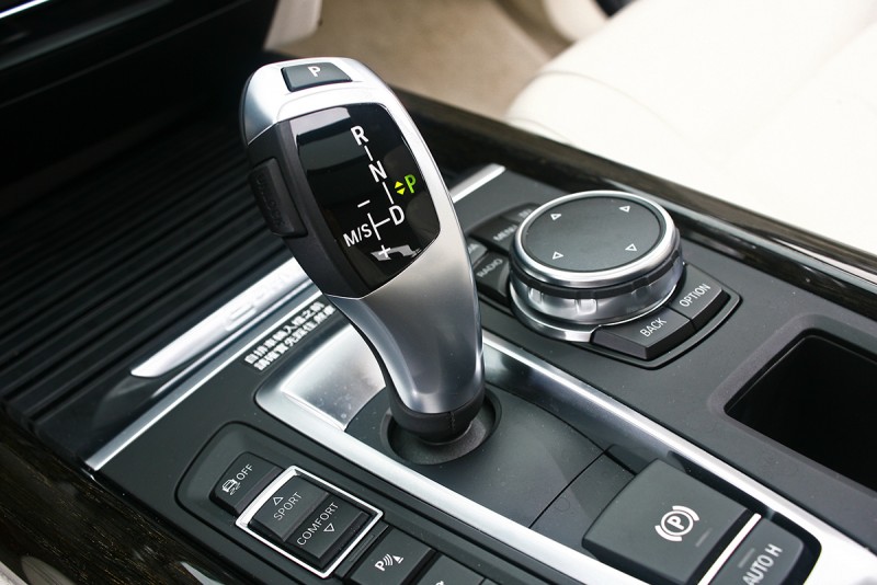 與一般油電車不同,X5 xDrive40e依舊採取八速手自排變速系統。