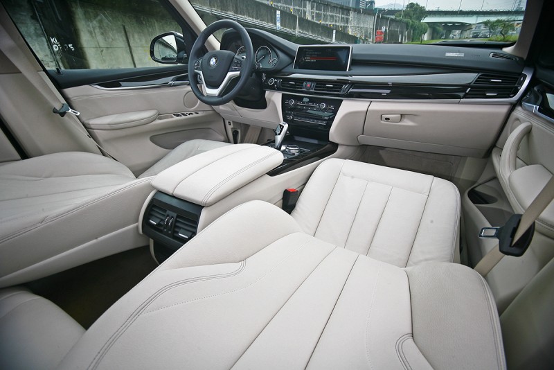 X5 xDrive40e依舊擁有同樣奢華漂亮的座艙。