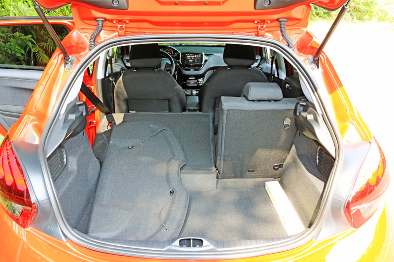 208車內空間中規中矩,足敷多數人日常使用。
