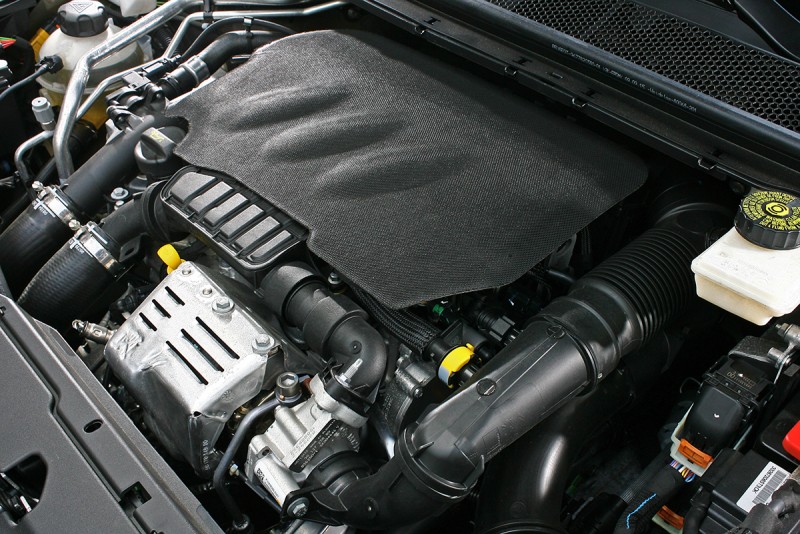 這具直列三缸渦輪增壓引擎在308之上輸出被放大到130bhp/5500rpm以及23.45kgm/1750rpm,比起208或2008又再成長一個檔次。