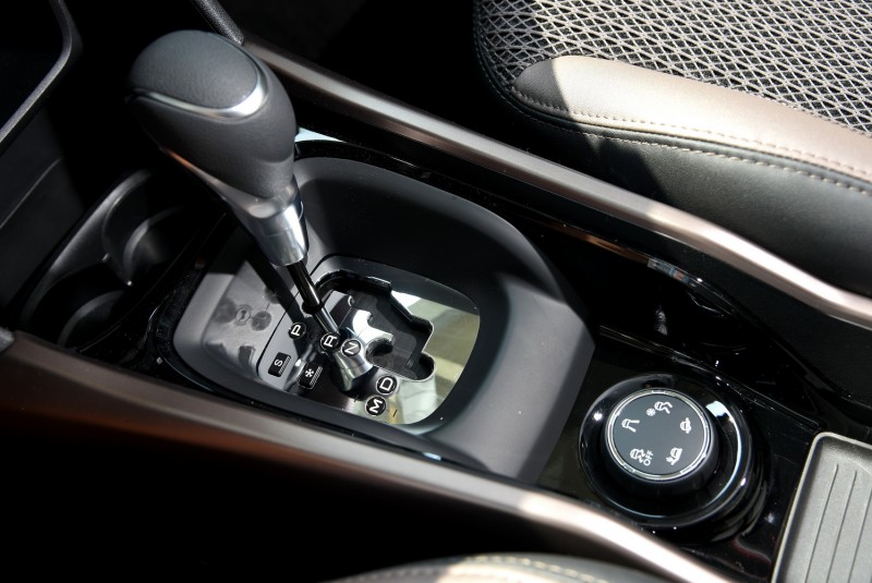 排檔座後方有PEUGEOT獨步車壇的Grip Control系統,在前驅條件下能對應各種路況選擇動力輸出模式