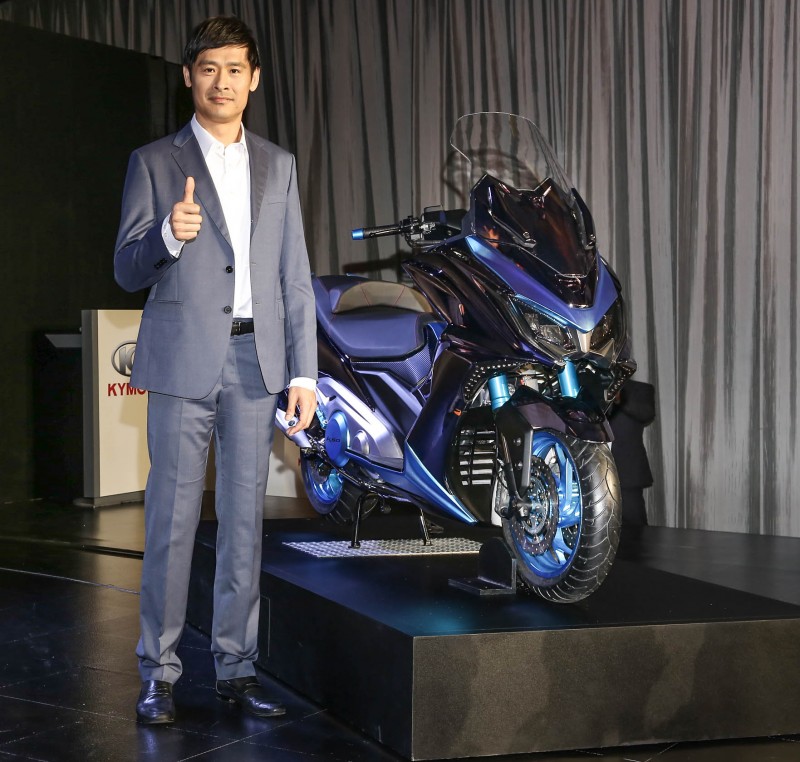 KYMCO董事長柯勝峯表示與紀念KYMCO 50週年的創業巨作AK550合影。
