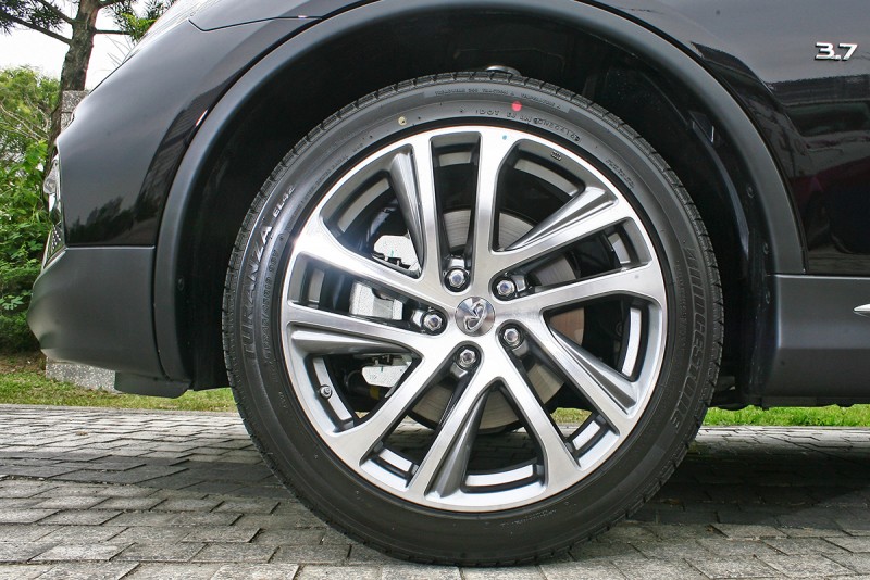 245/45 R19胎圈好威,這種大車配這種圈就對了!