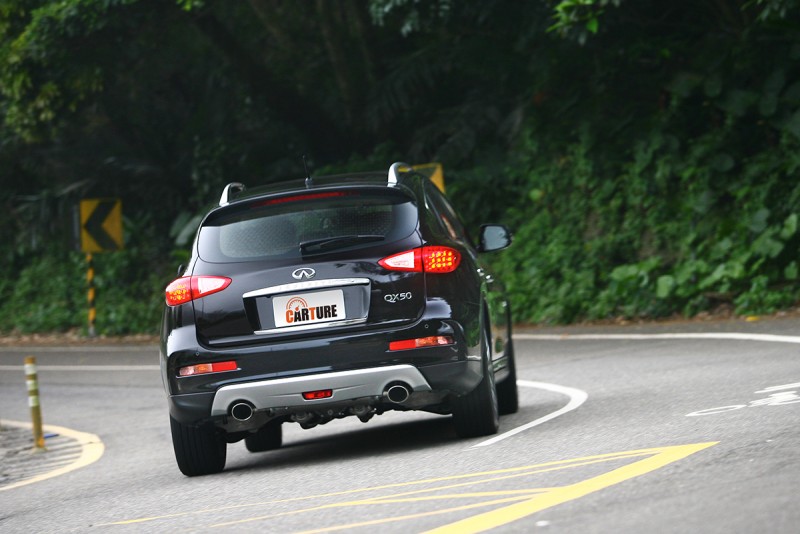 QX50以Crossover來說側傾不算大,但相比掀背鋼砲難免捉襟見肘。